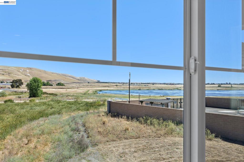 2404 Golden Way Property Photo 10