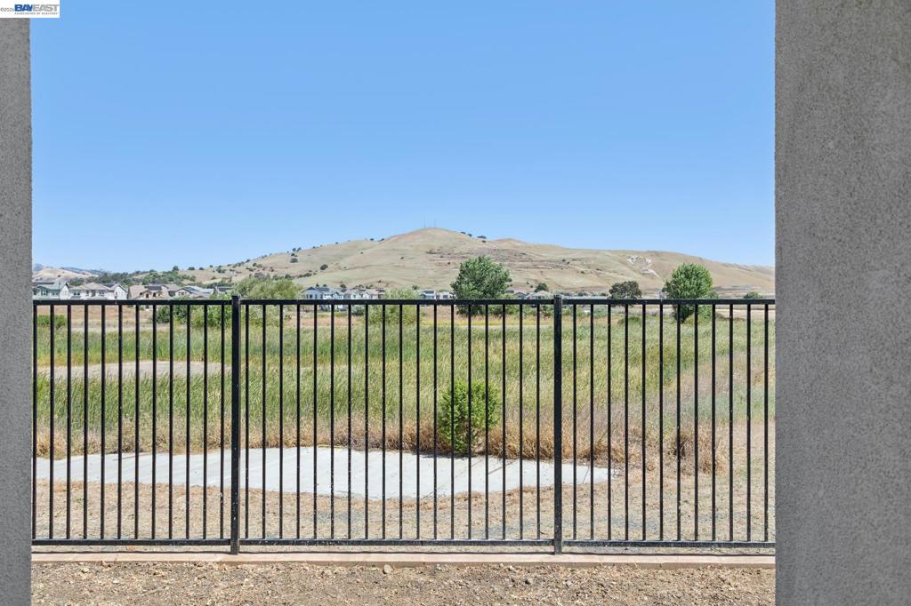 2404 Golden Way Property Photo 15