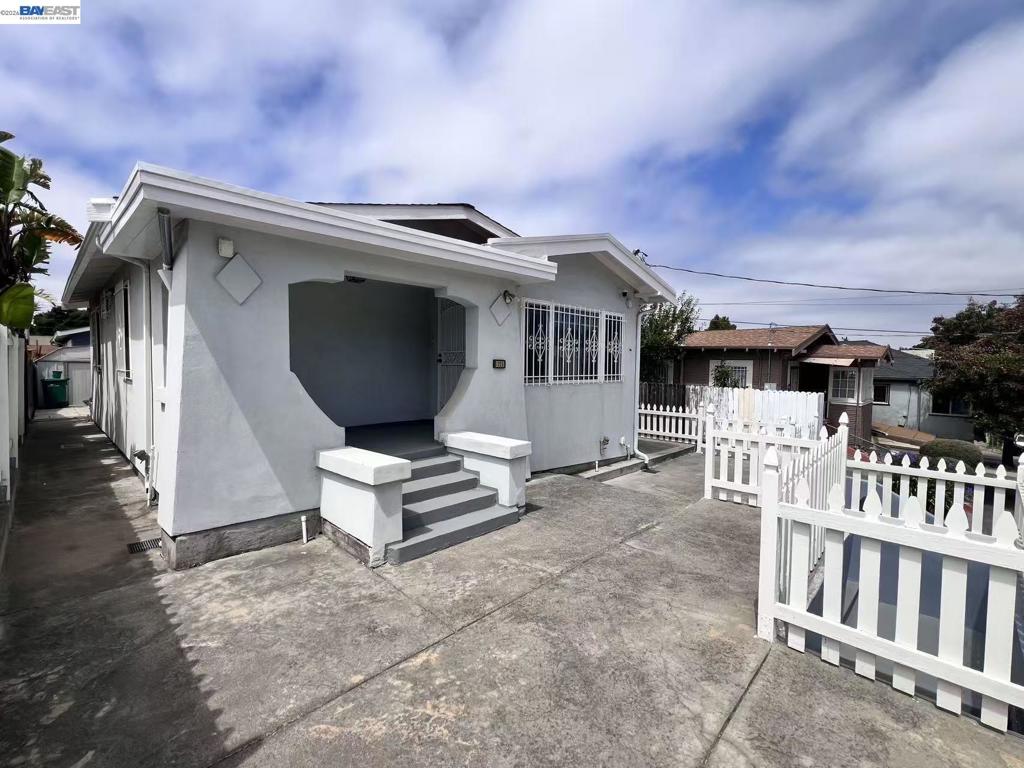 3325 Macarthur Blvd Property Photo 3