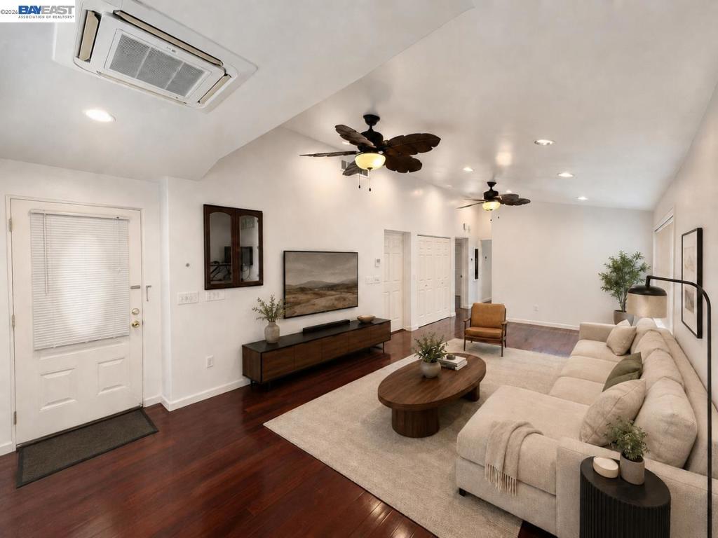 3325 Macarthur Blvd Property Photo 8