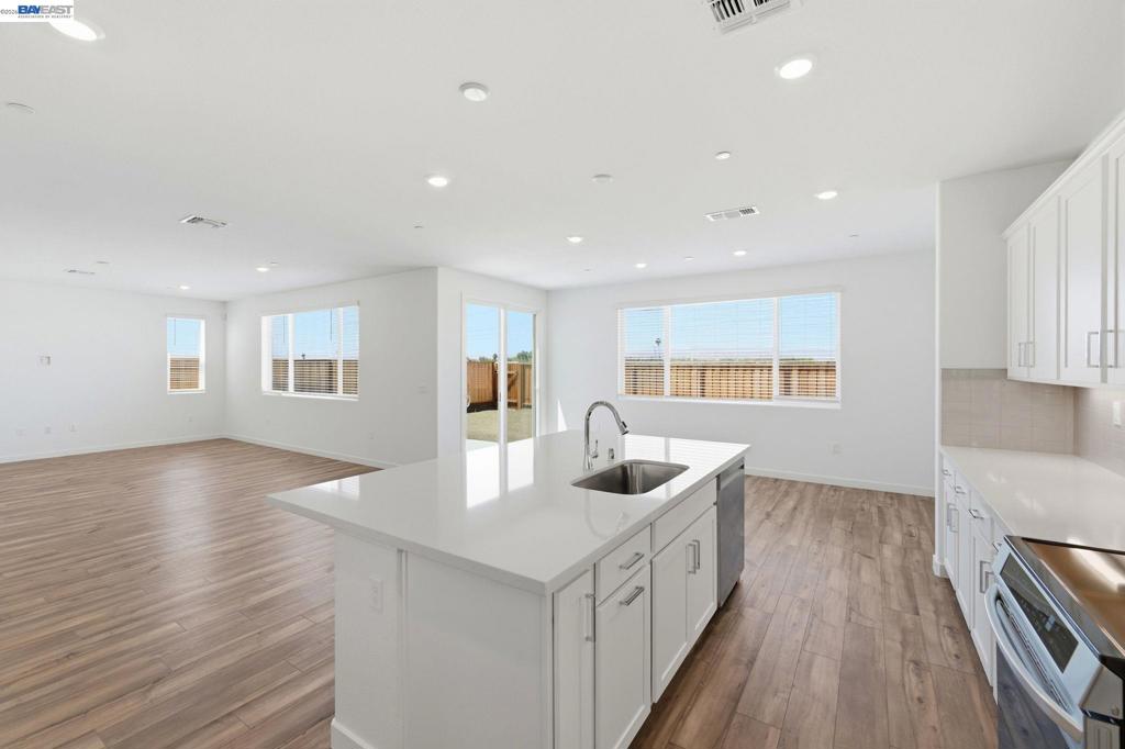 1028 Bluebell Circle Property Photo 4