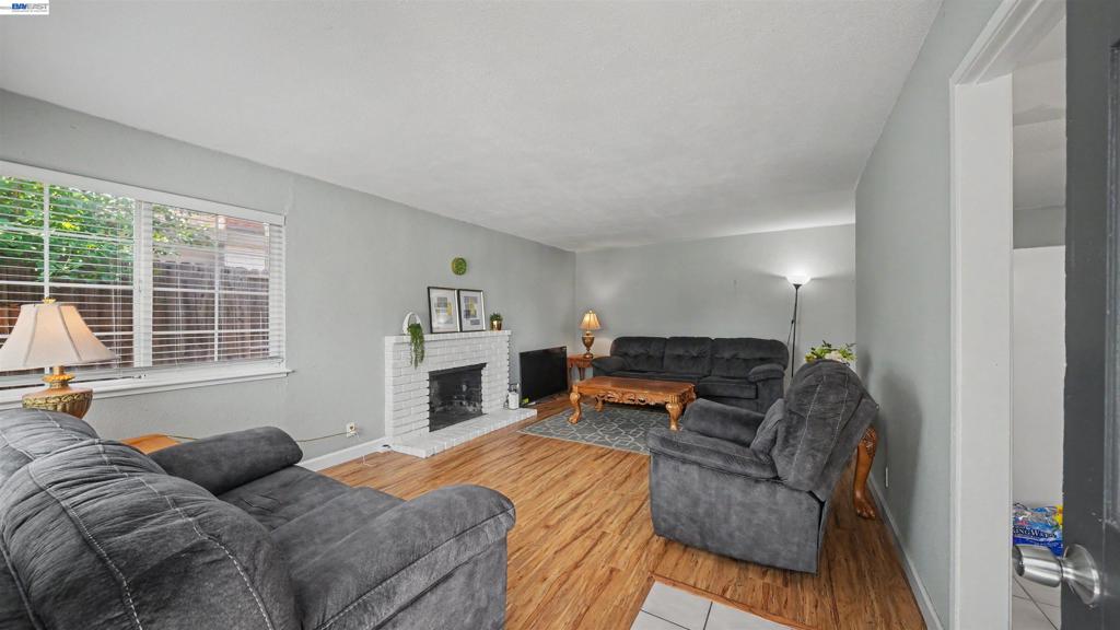 200 Riverside Pl Property Photo 3
