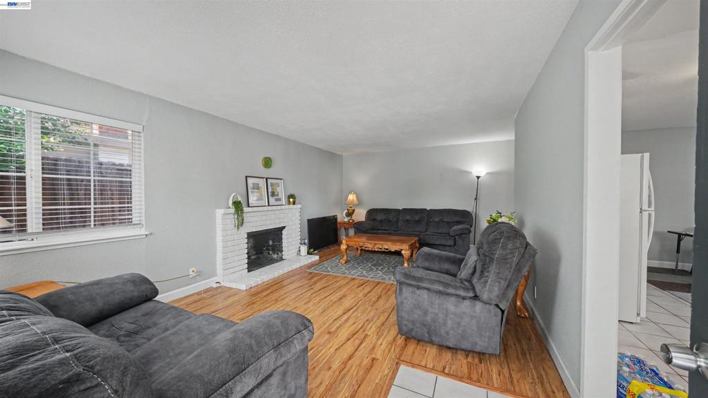 200 Riverside Pl Property Photo 4