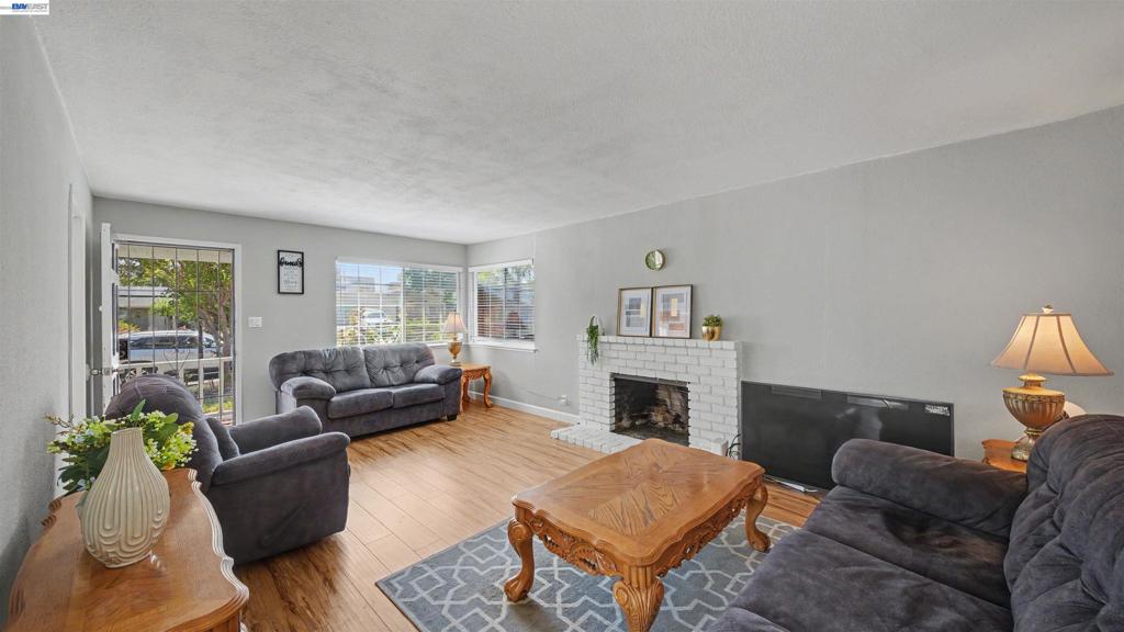 200 Riverside Pl Property Photo 5