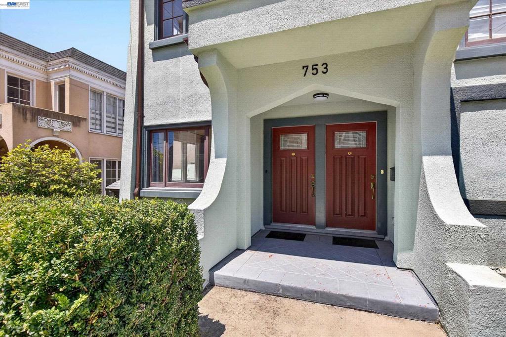 753 Warfield Ave Property Photo 4