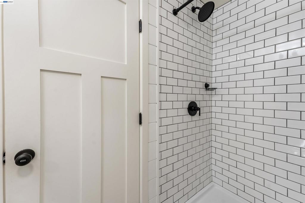 3009 Perry Ln Property Photo 11