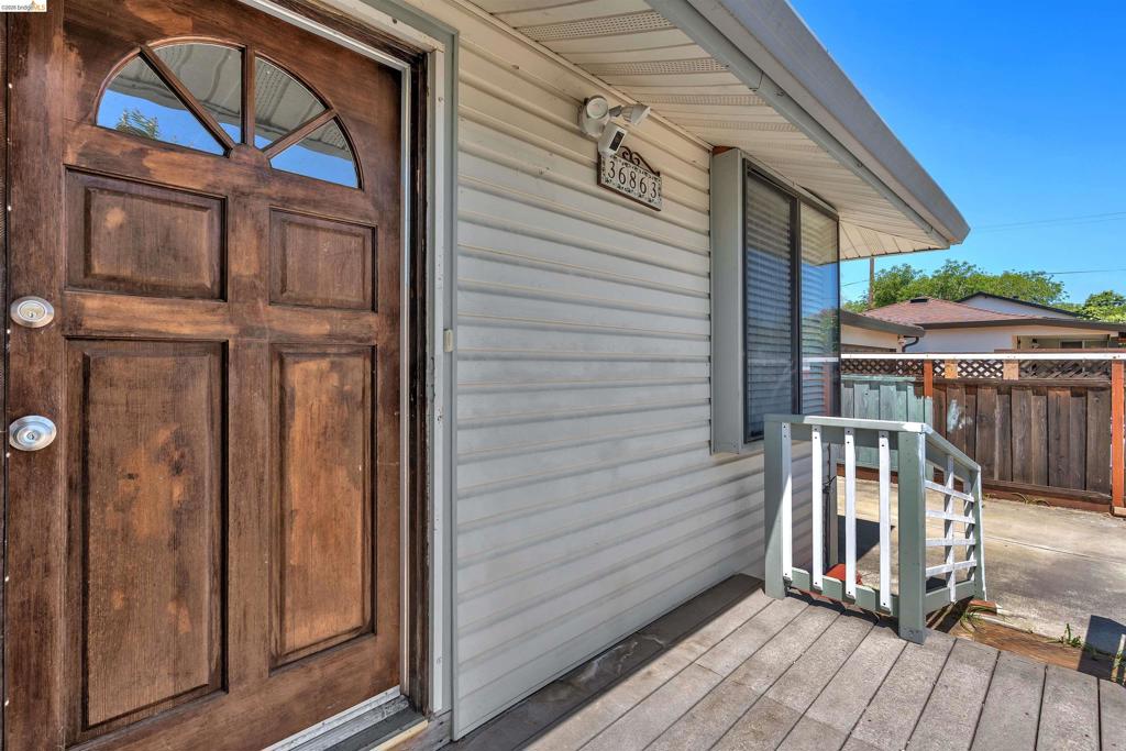 36863 Elm St Property Photo 4