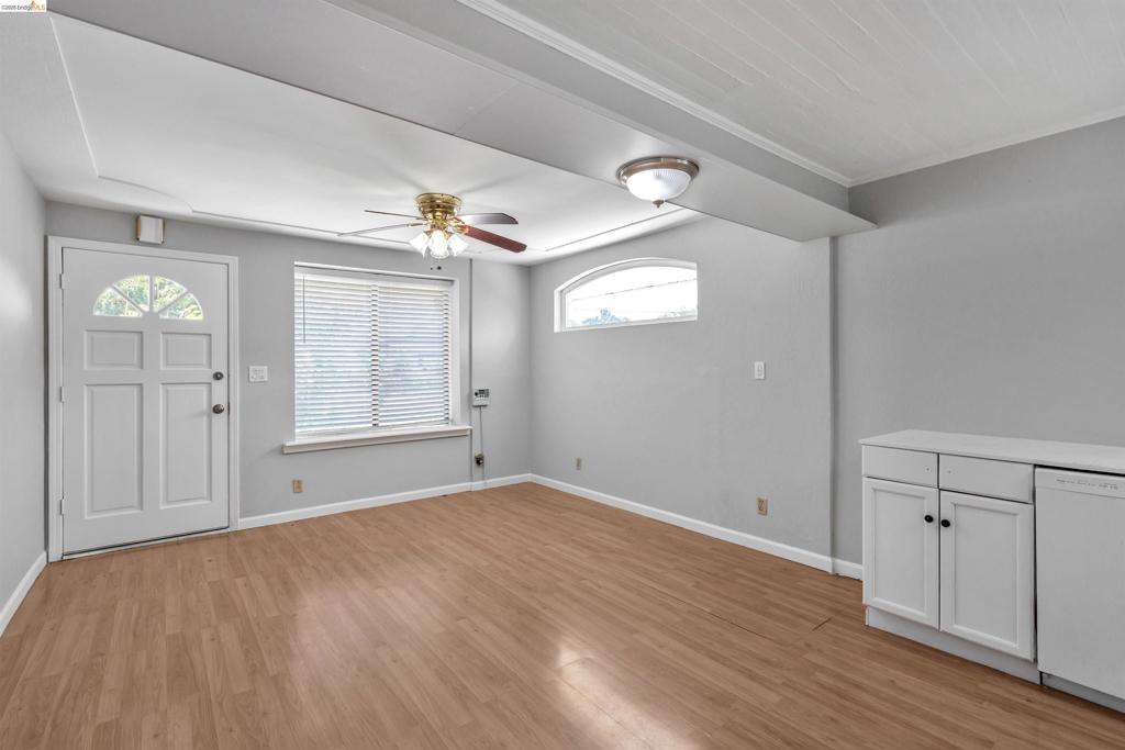 36863 Elm St Property Photo 10