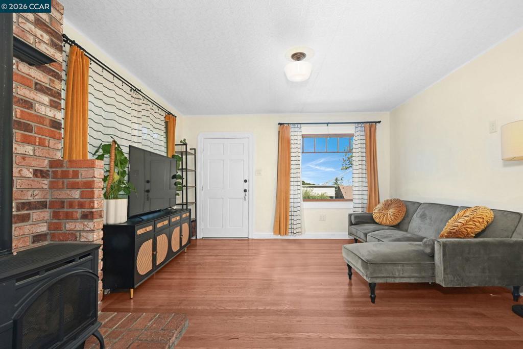 425 Bay St Property Photo 5