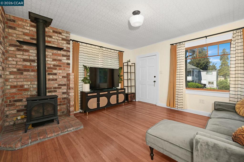 425 Bay St Property Photo 8