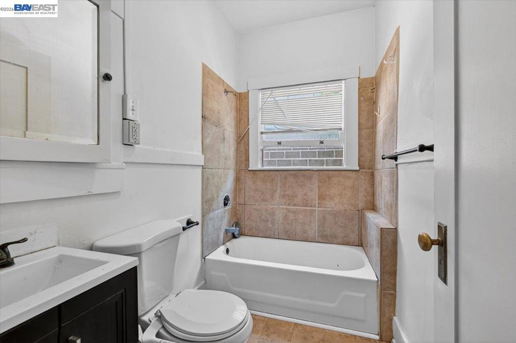 950 Loomis Ct Property Photo 17