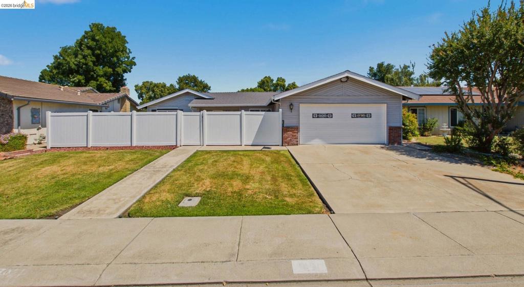 1421 Woodmont Way Property Photo 3