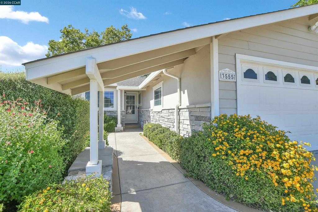 3555 Thunderbird Dr Property Photo 2