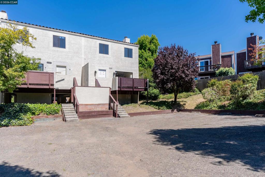 1707 Dalessi Dr Property Photo 4