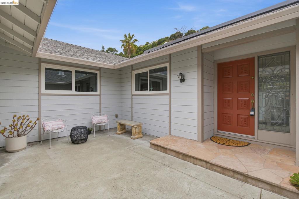8170 Surrey Ln Property Photo 3