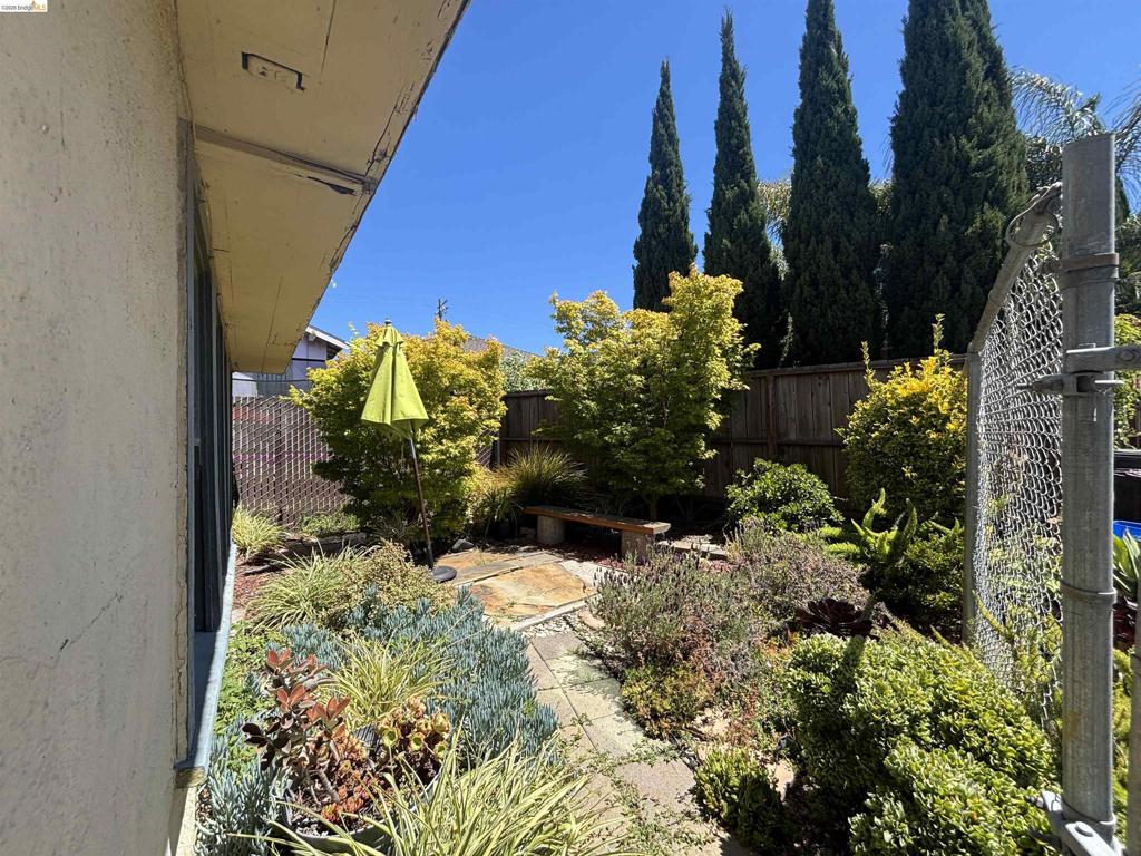 915 39th St Property Photo 8