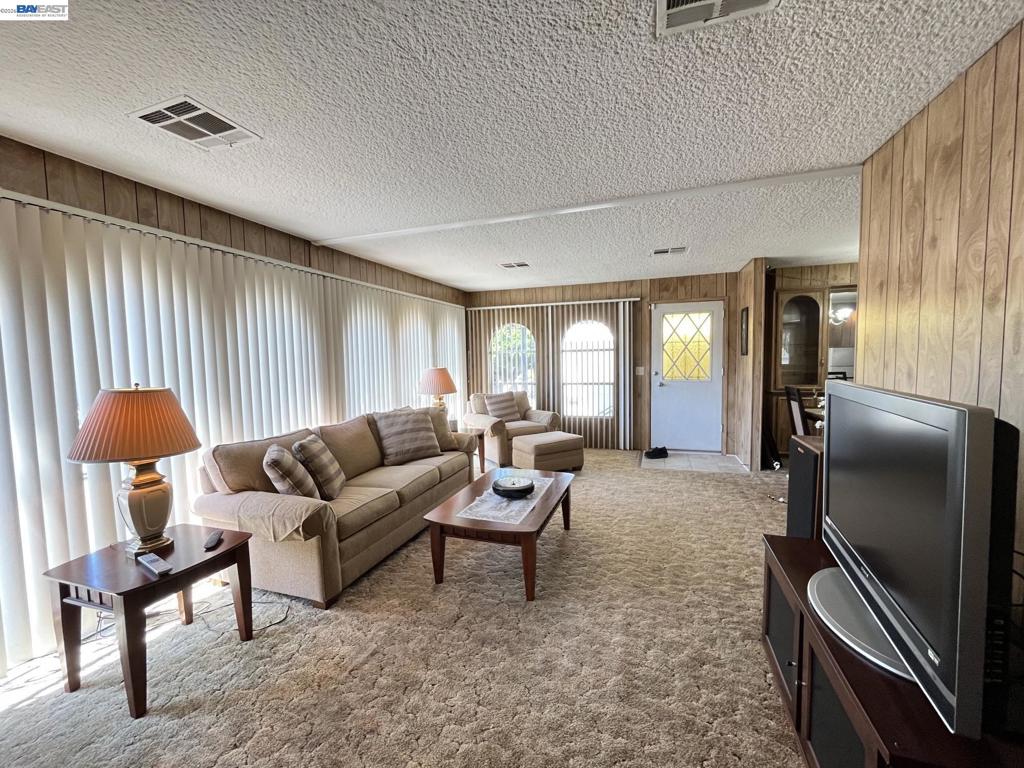 1285 Sussex Way Property Photo 4