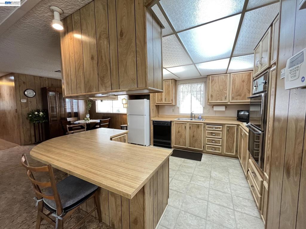 1285 Sussex Way Property Photo 11