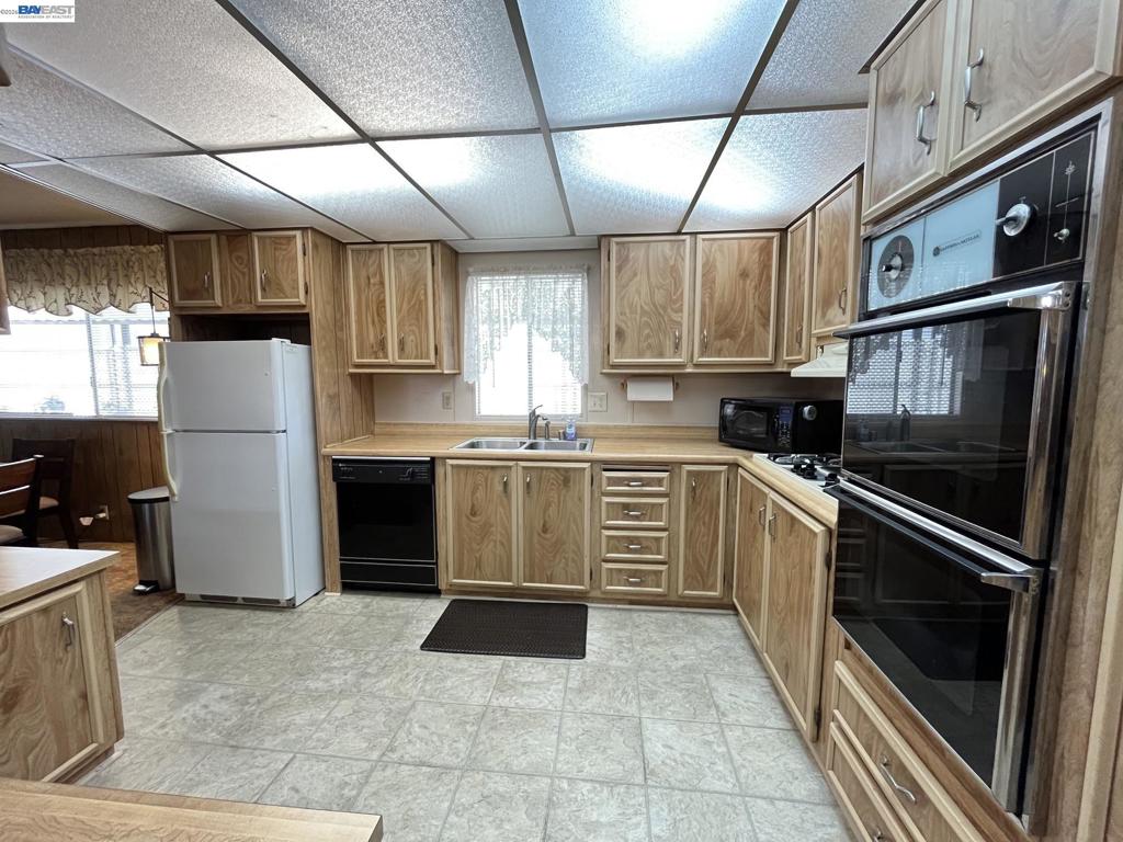1285 Sussex Way Property Photo 12
