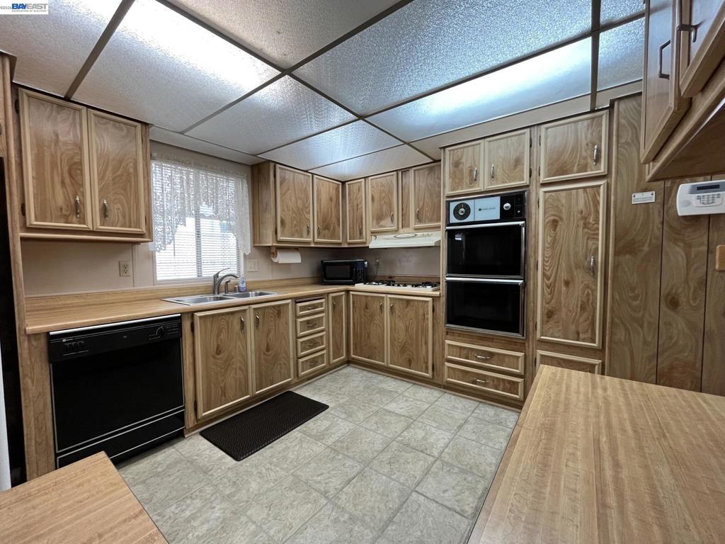 1285 Sussex Way Property Photo 13