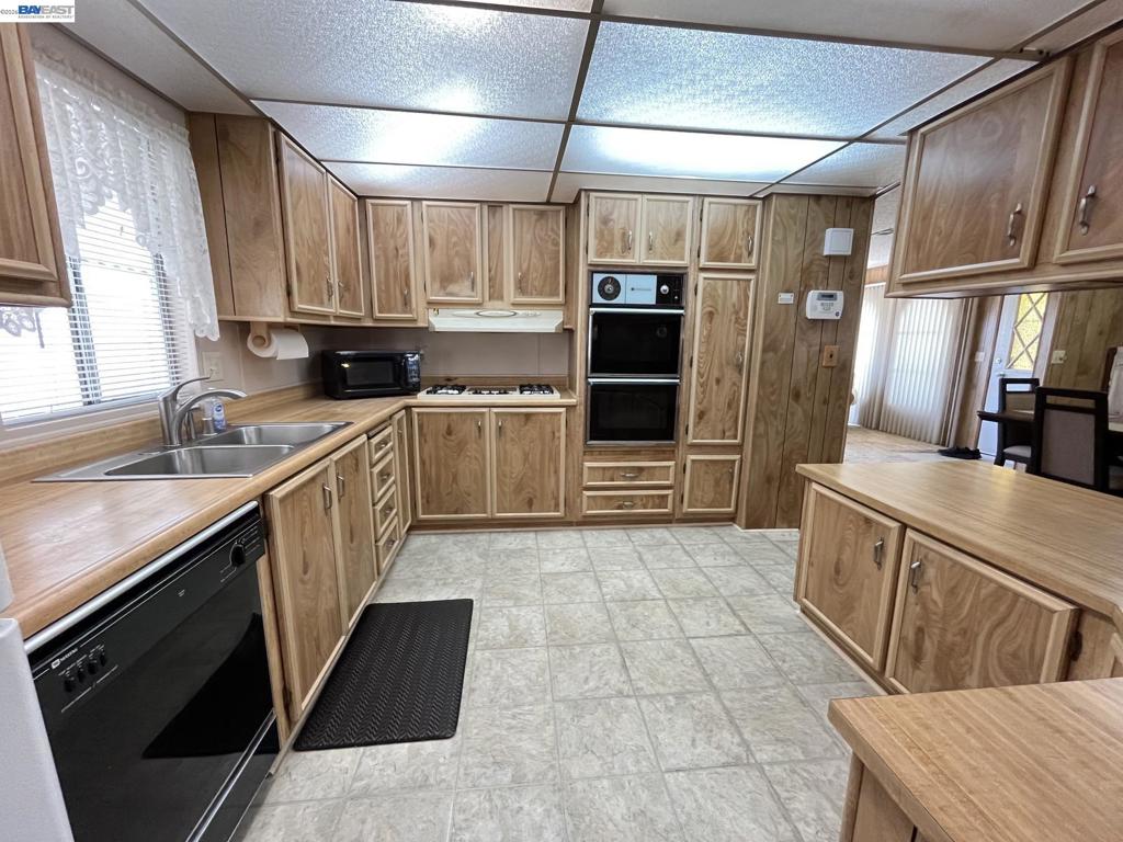 1285 Sussex Way Property Photo 14