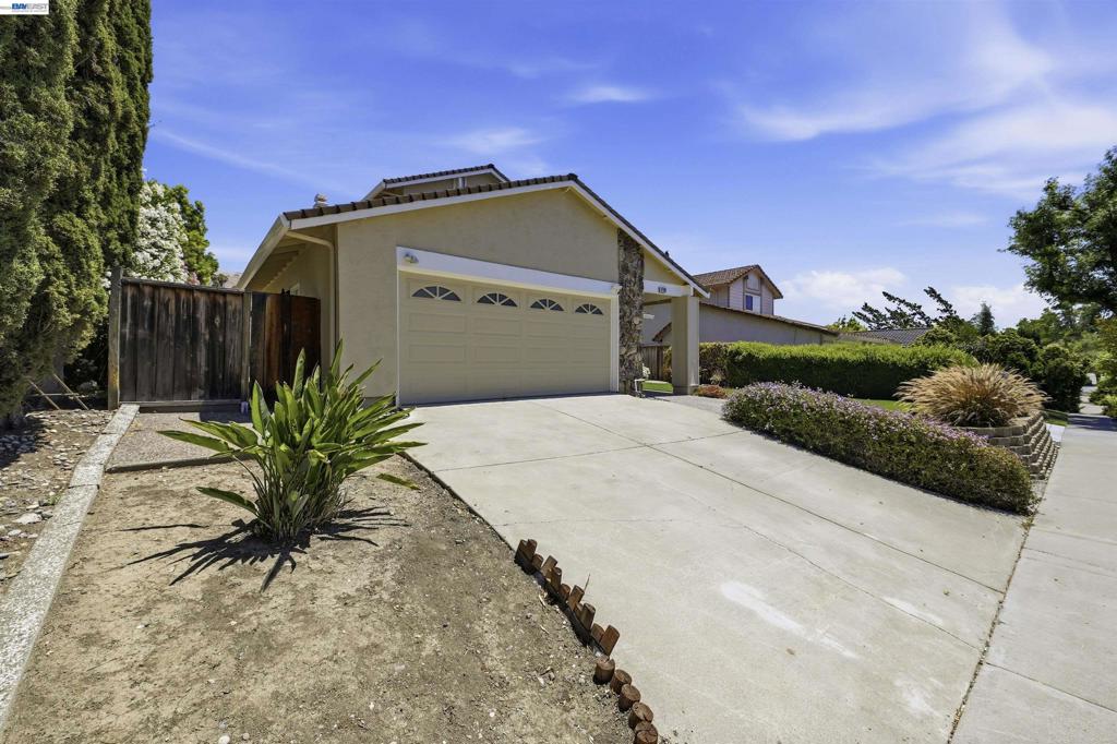 47108 Yucatan Dr Property Photo 2