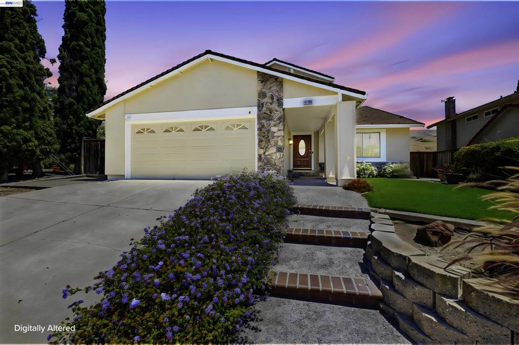 47108 Yucatan Dr Property Photo 4