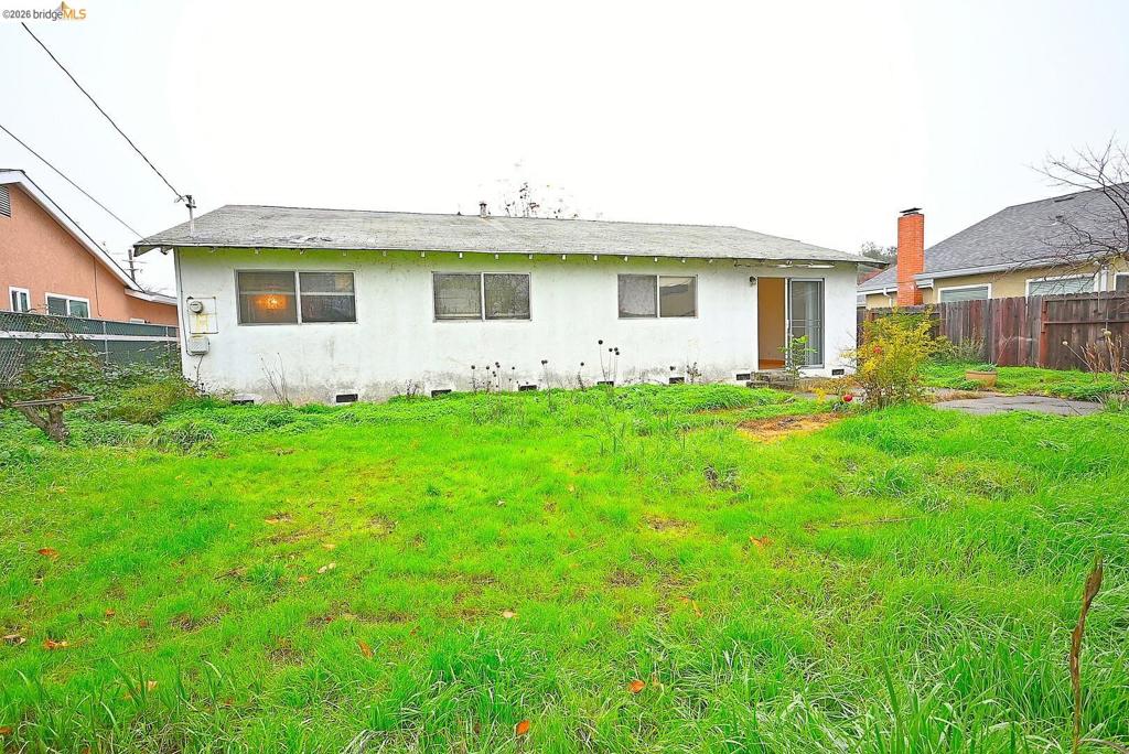 854 Finch Way Property Photo 8