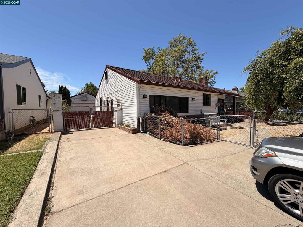 3732 Kings Way Property Photo 1