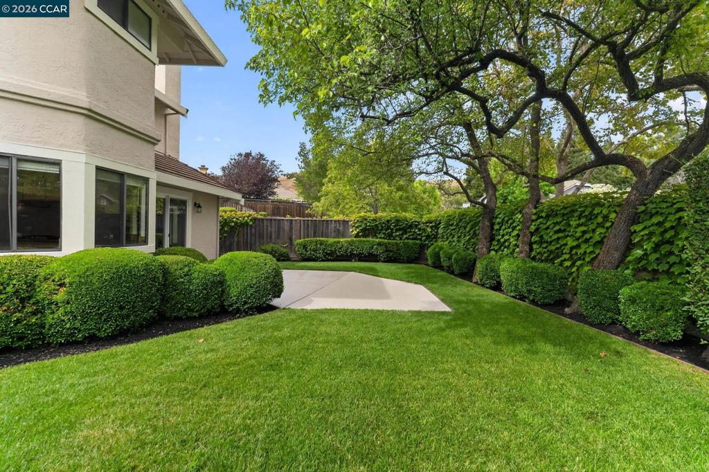 40 Saint Tropez Ct Property Photo 2