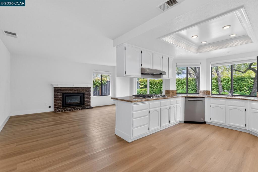 40 Saint Tropez Ct Property Photo 7