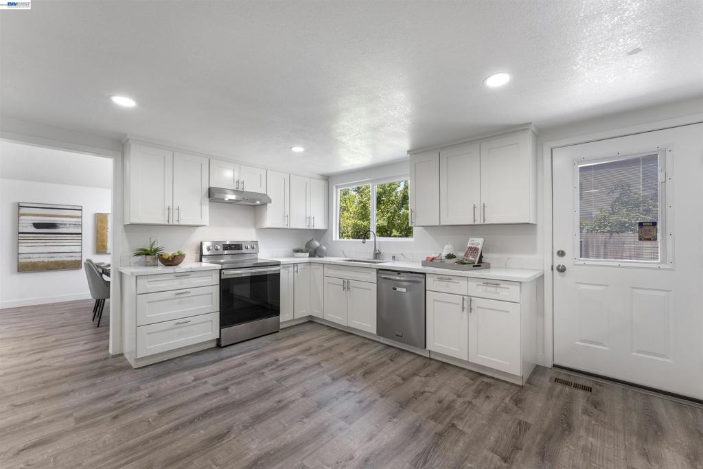 4216 Warbler Loop Property Photo 8