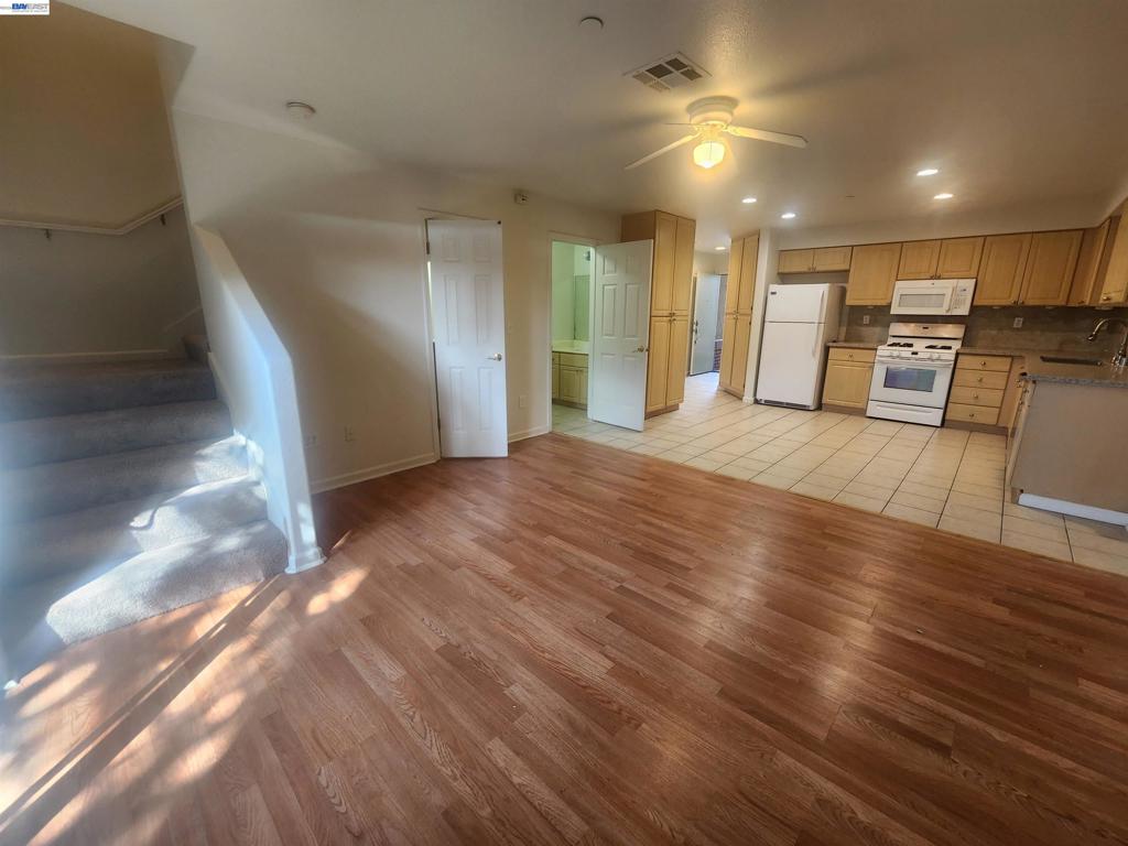 252 Lansing Way Property Photo 3