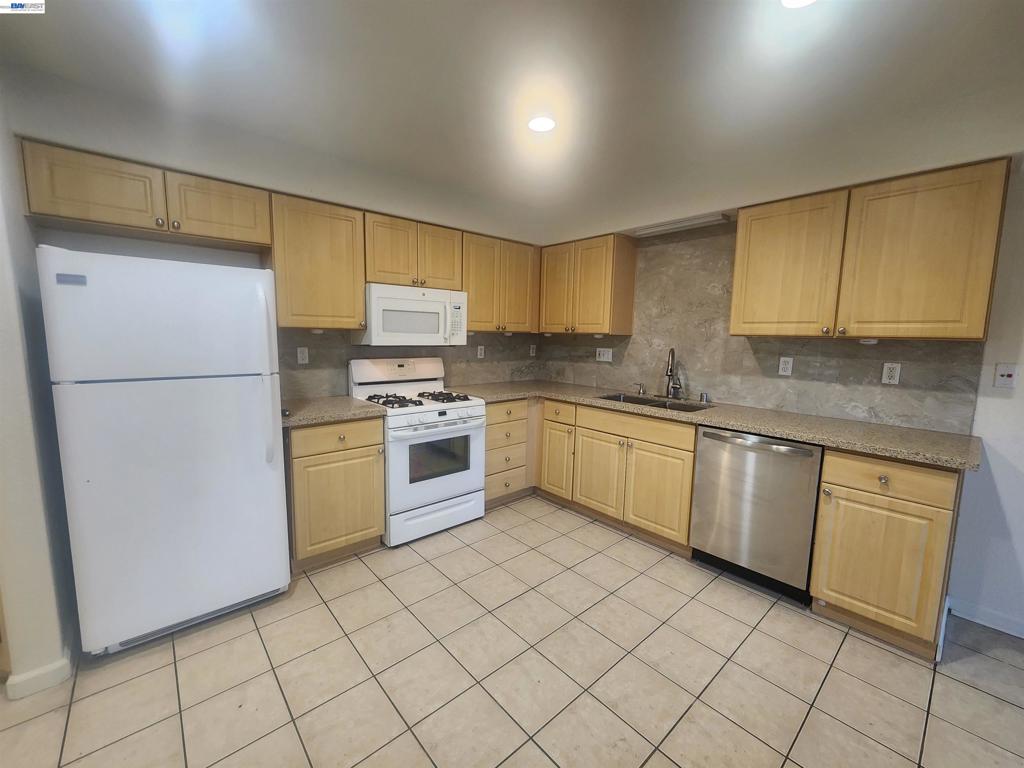 252 Lansing Way Property Photo 4