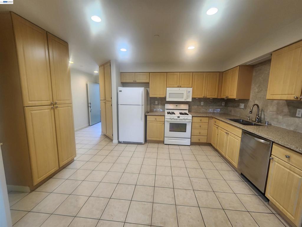252 Lansing Way Property Photo 5