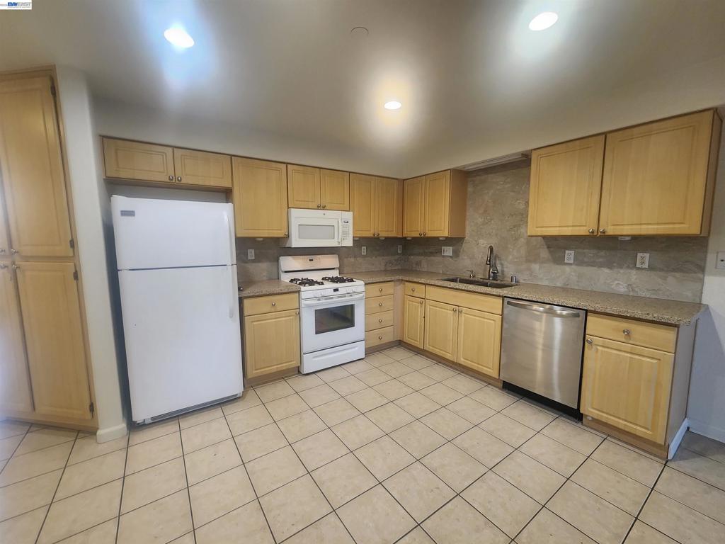 252 Lansing Way Property Photo 6