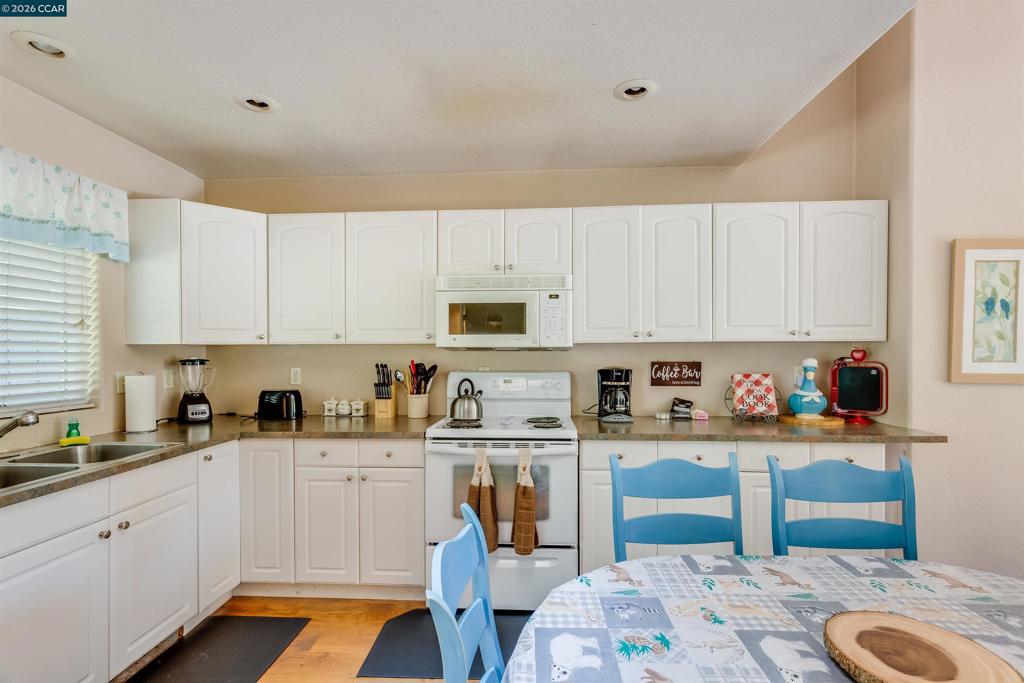 19112 Dyer Ct Property Photo 7