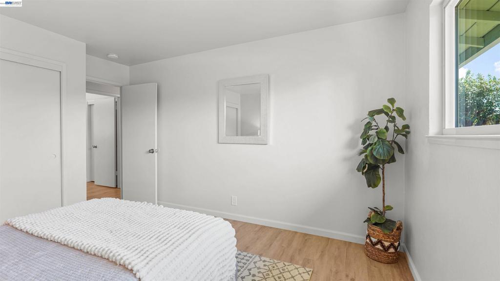 2435 Douglas St Property Photo 30