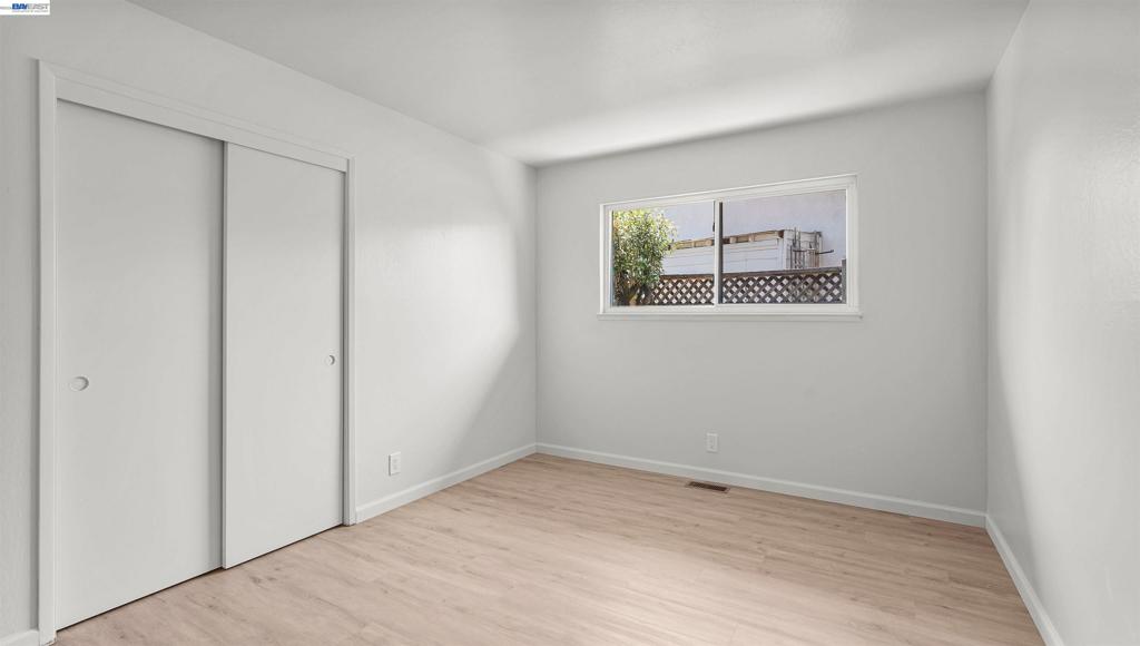 2435 Douglas St Property Photo 33