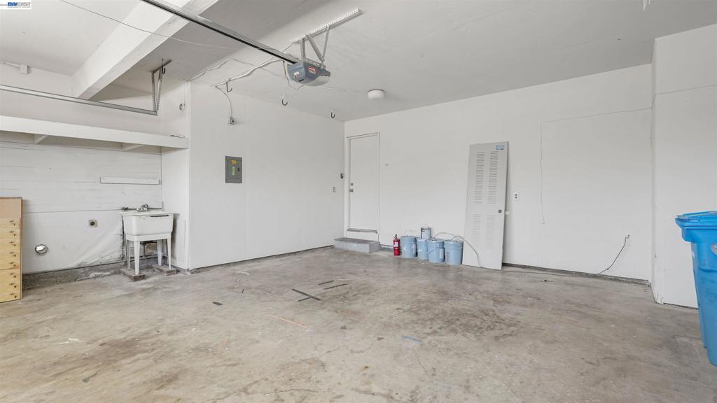 2435 Douglas St Property Photo 42