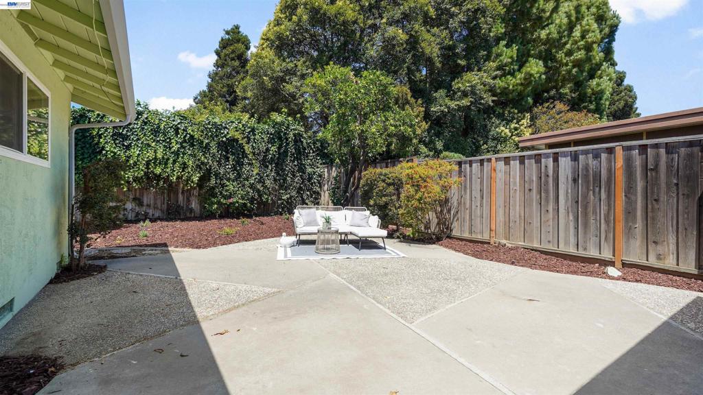 2435 Douglas St Property Photo 44