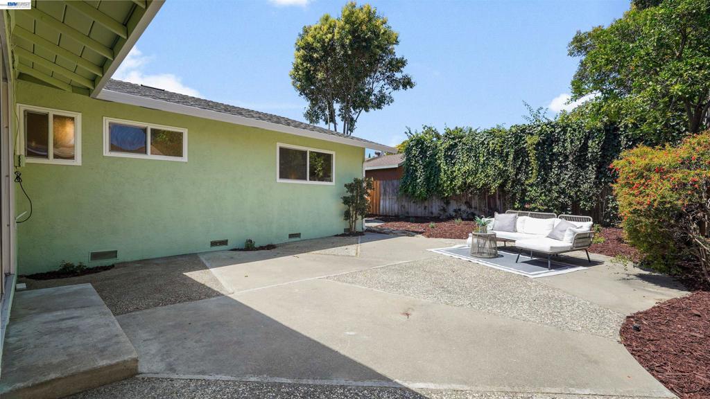 2435 Douglas St Property Photo 45