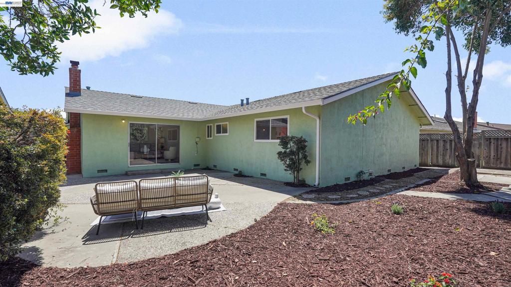 2435 Douglas St Property Photo 46