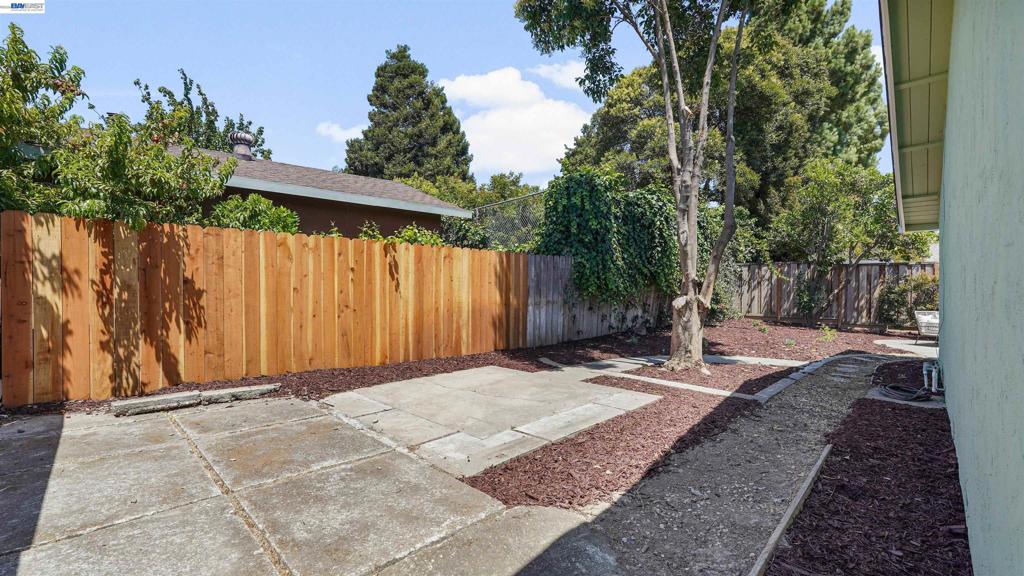 2435 Douglas St Property Photo 47
