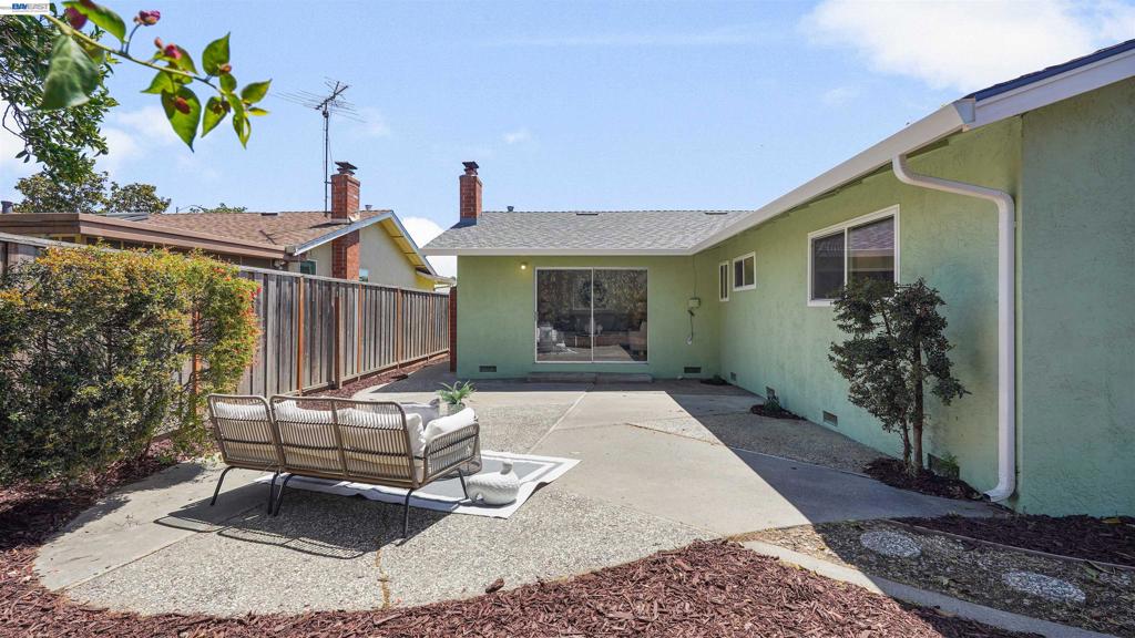 2435 Douglas St Property Photo 48
