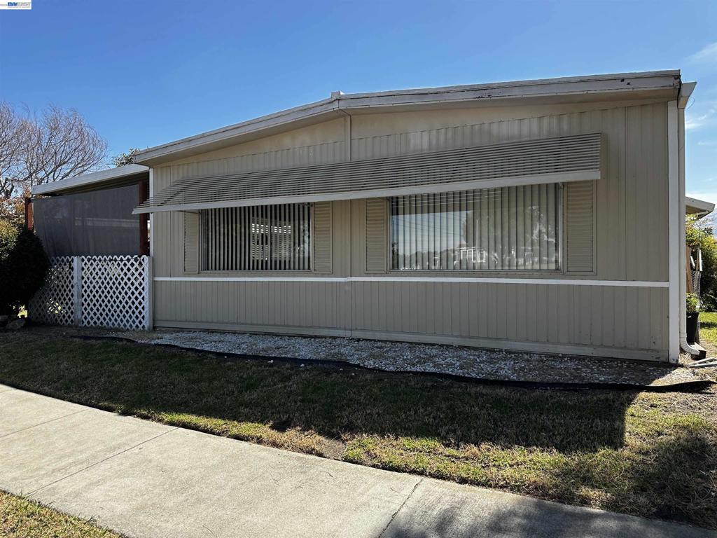 121 Fisk Ter Property Photo 1