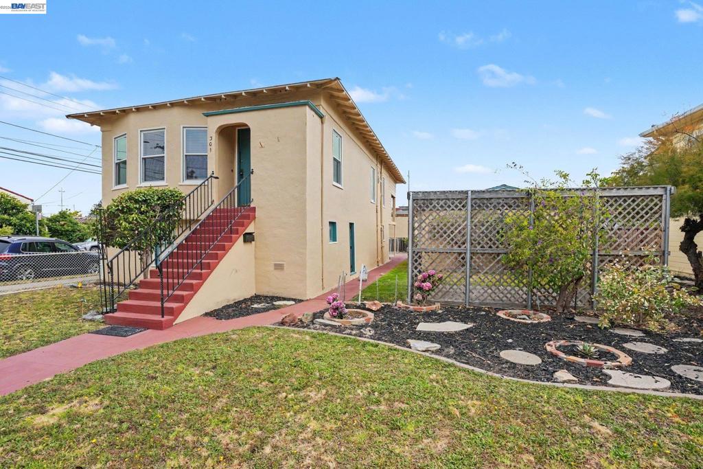 301 Lincoln Ave Property Photo 1
