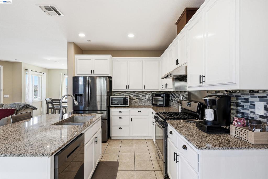 146 Halsey Way Property Photo 4