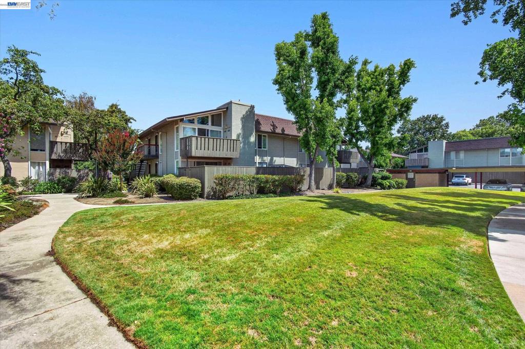 55 Massolo Dr B Property Photo 23