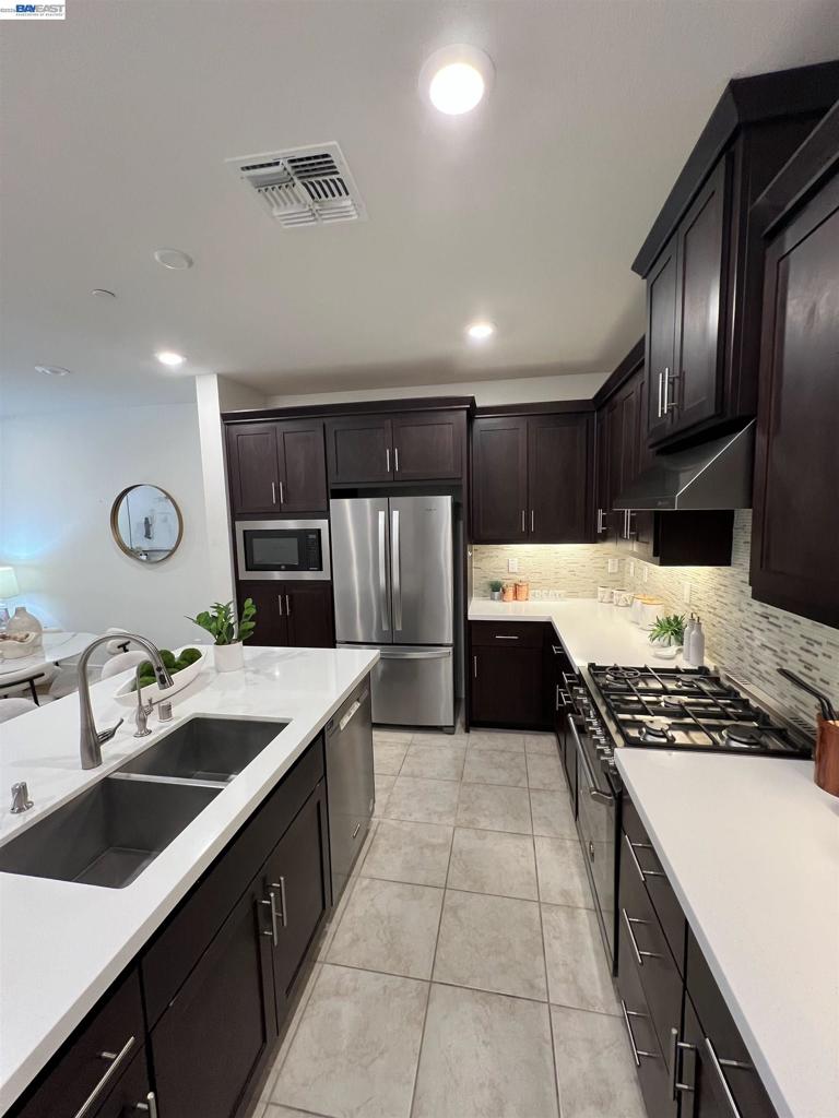 1233 Merry Loop Property Photo 3